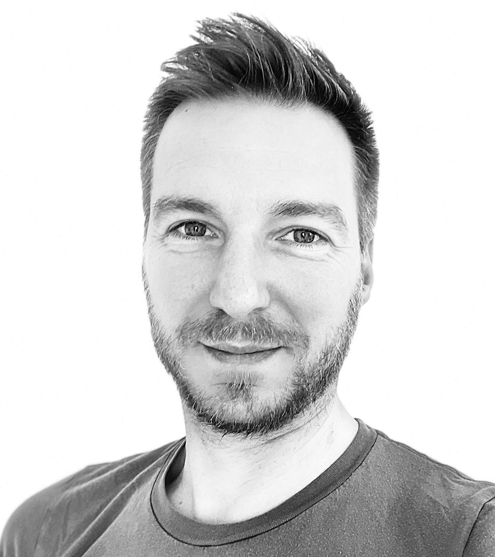 A portrait photo of Andy Dean